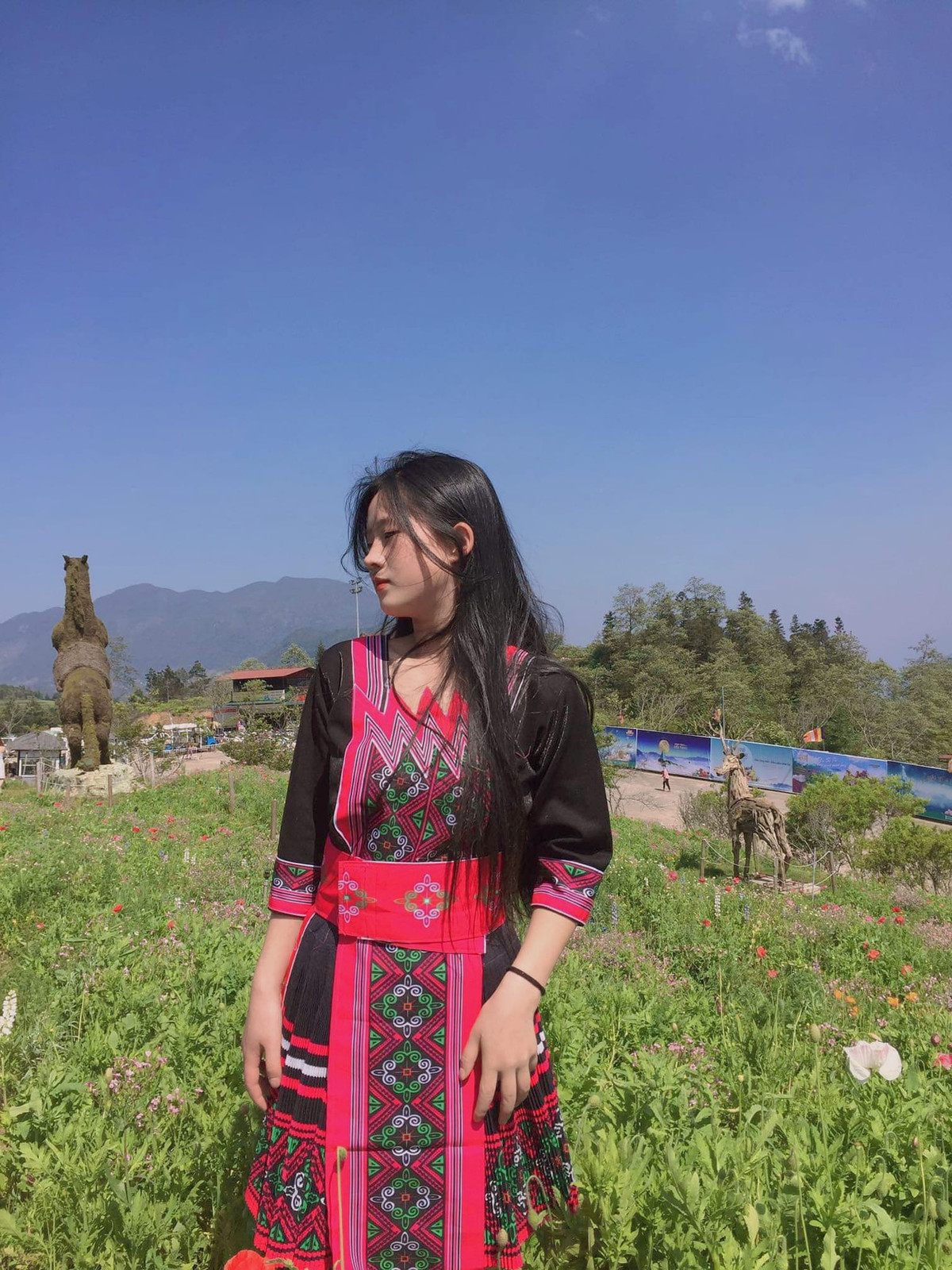 Như chia sẻ: "Với người con gái dân tộc Dao Đỏ chúng em, trang phục truyền thống như một niềm tự hào vậy, em rất thích mặc trang phục đồng bào mình. Mỗi một họa tiết trên bộ trang phục truyền thống không những cần tới sự tỉ mỉ, khéo léo của đôi bàn tay người phụ nữ Dao Đỏ mà ẩn sâu trong đó còn là sự thể hiện của những tâm tư, tình cảm, nét đẹp đời sống văn hóa tinh thần và tín ngưỡng đặc trưng cho dân tộc Dao Đỏ.”