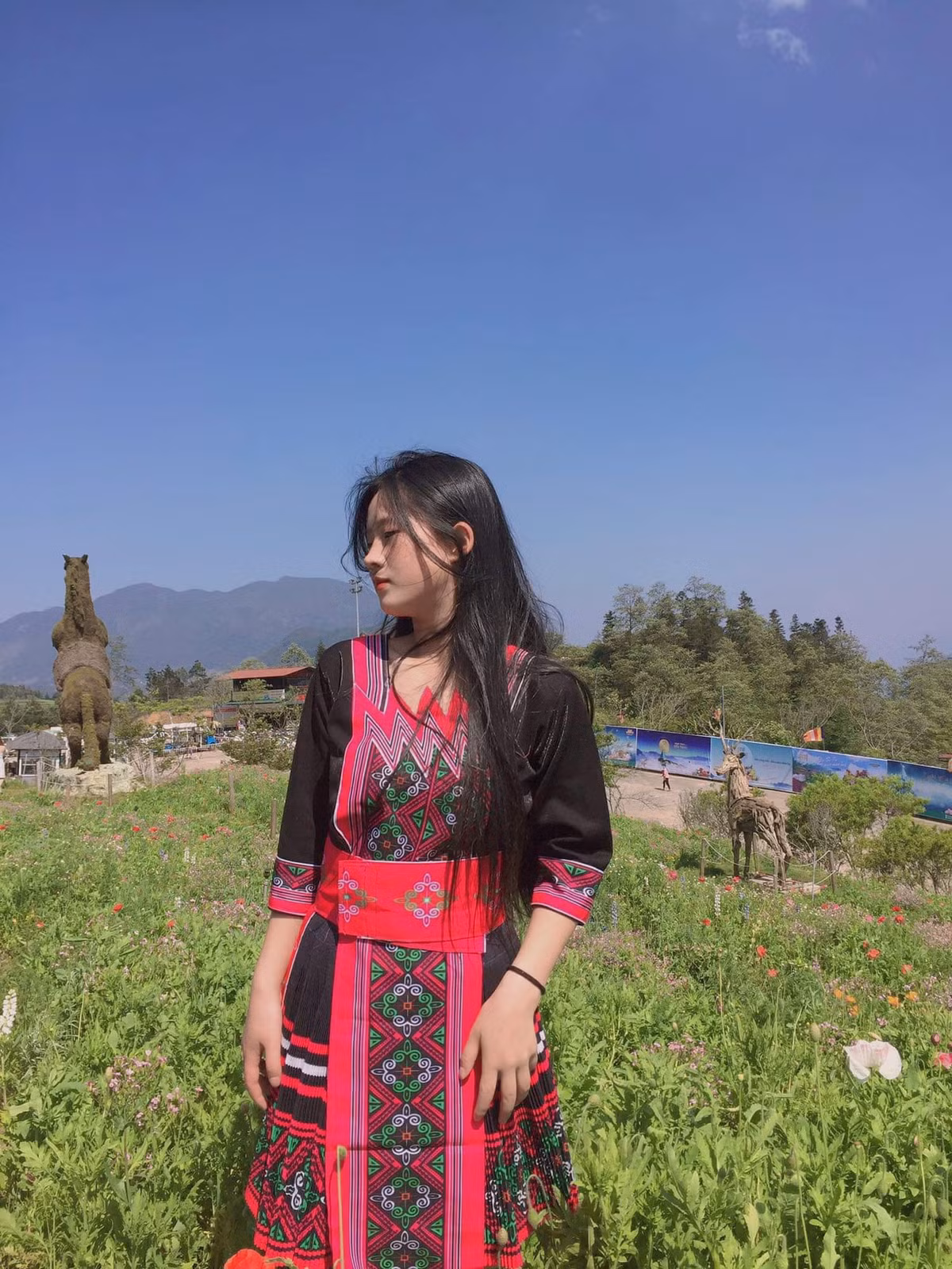 Như chia sẻ: "Với người con gái dân tộc Dao Đỏ chúng em, trang phục truyền thống như một niềm tự hào vậy, em rất thích mặc trang phục đồng bào mình. Mỗi một họa tiết trên bộ trang phục truyền thống không những cần tới sự tỉ mỉ, khéo léo của đôi bàn tay người phụ nữ Dao Đỏ mà ẩn sâu trong đó còn là sự thể hiện của những tâm tư, tình cảm, nét đẹp đời sống văn hóa tinh thần và tín ngưỡng đặc trưng cho dân tộc Dao Đỏ.”