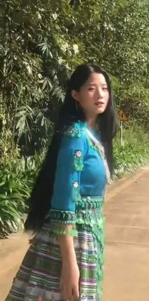 Qua tìm hiểu, được biết nữ sinh này có nickname là Như Caroline, sinh năm 2005. Cô bạn là người dân tộc Dao Đỏ và hiện đang học lớp 11 tại Sa Pa.