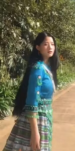 Qua tìm hiểu, được biết nữ sinh này có nickname là Như Caroline, sinh năm 2005. Cô bạn là người dân tộc Dao Đỏ và hiện đang học lớp 11 tại Sa Pa.