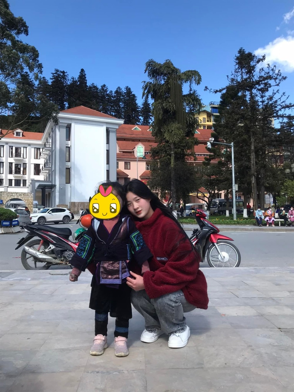 Đính kèm clip, hot girl dân tộc là dòng ghi chú ngắn gọn song lại gây không ít tò mò: “Lớn lên với những nhà từ thiện, bây giờ con lớn rồi ạ.”