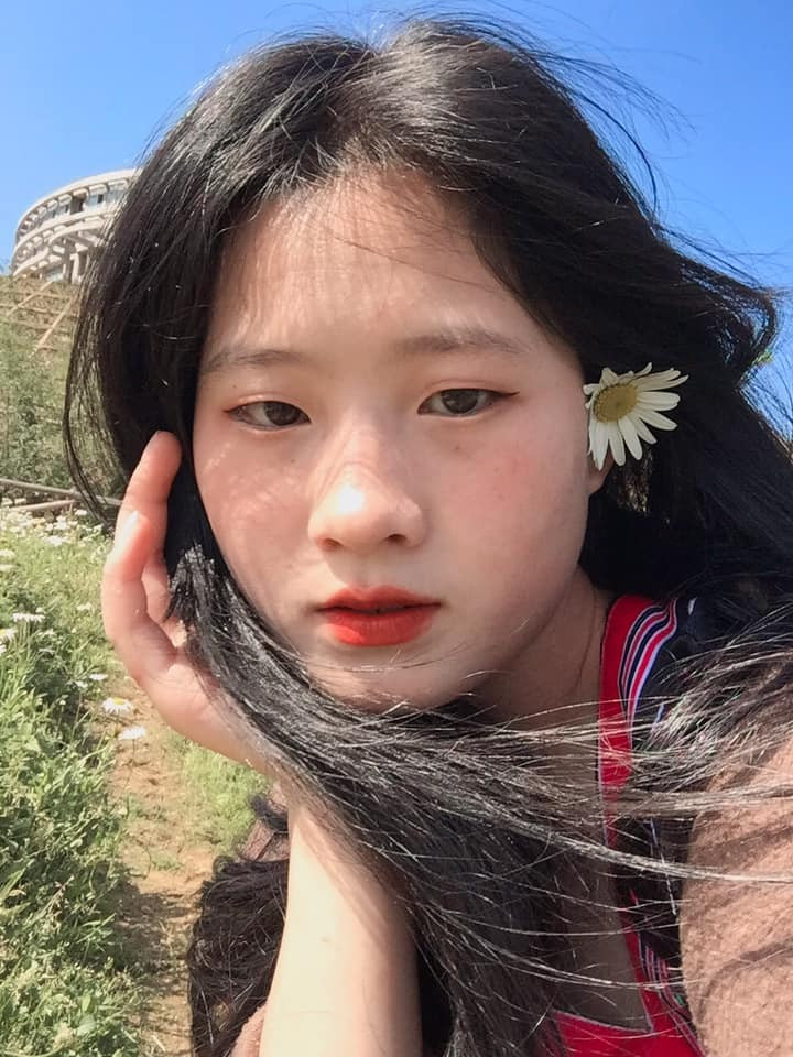 Những bộ trang phục dân tộc mà Như khoác lên người cũng đều rực rỡ, bắt mắt. Gái xinh nói rằng, cô cực kì yêu thích và cảm thấy tự tin nhất khi được khoác lên người bộ trang phục truyền thống của đồng bào mình.