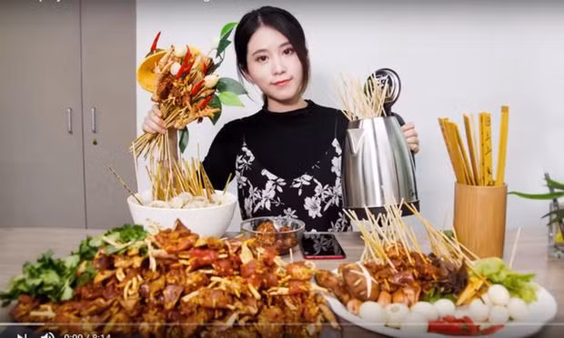 Ms Yeah (Tiểu Dã) hay còn được gọi với biệt danh "thánh ăn công sở" đã từng có hơn 8 triệu người hâm mộ trên Weibo nhờ các video chế biến bữa ăn từ những vật dụng trong văn phòng như bình lọc nước, vỏ máy tính, chậu cây cảnh… Sau khi nổi tiếng, cô nàng khẳng định được thương hiệu của riêng mình và trở thành triệu phú nhờ thu nhập siêu khủng.