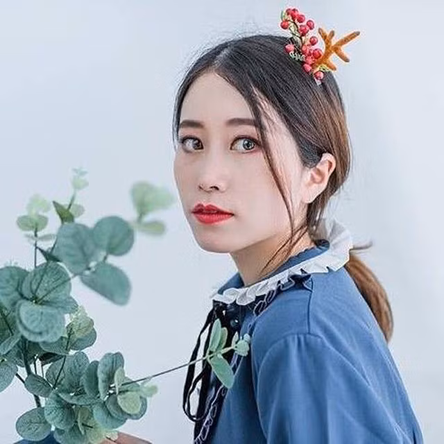 Cùng với đó, Tiểu Dã đưa ra một thử thách cho những người hâm mộ là hãy làm một nửa trái tim để ghép với tấm ảnh đang có của cô nàng.