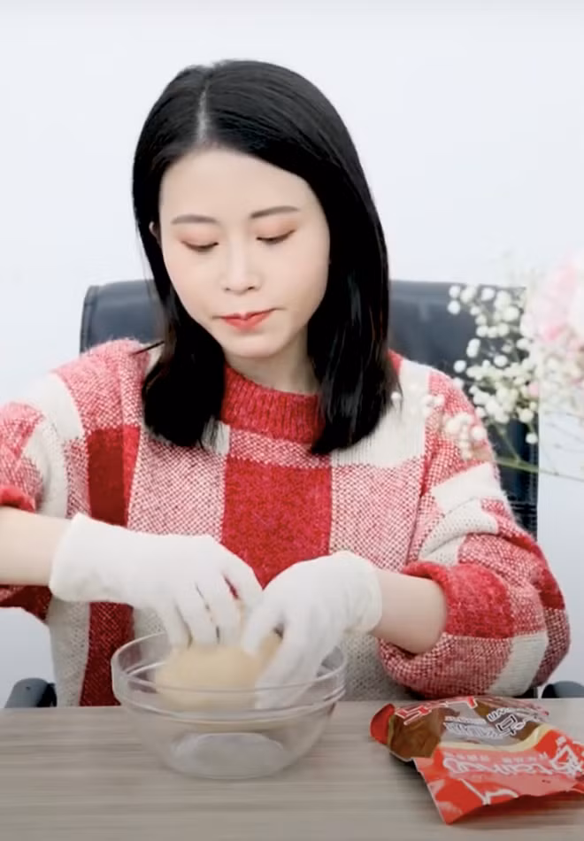 Mới nhất, tấm hình của Tiểu Dã nói về năm vừa qua thì lại khá gây chú ý: "2020 là một năm khó khăn nhưng nó cũng gần kết thúc rồi. Chúng ta mong rằng năm 2021 sẽ có nhiều điều tốt đẹp hơn".