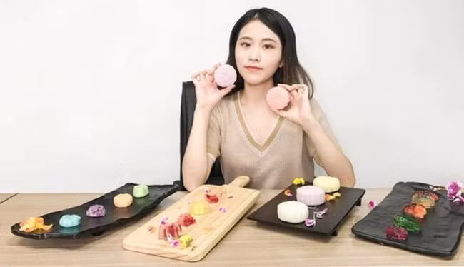 Trước đó, trong các bức ảnh tự đăng trên trang cá nhân, nhiều người cũng đã nhận ra sự khác biệt trên gương mặt của Tiểu Dã.