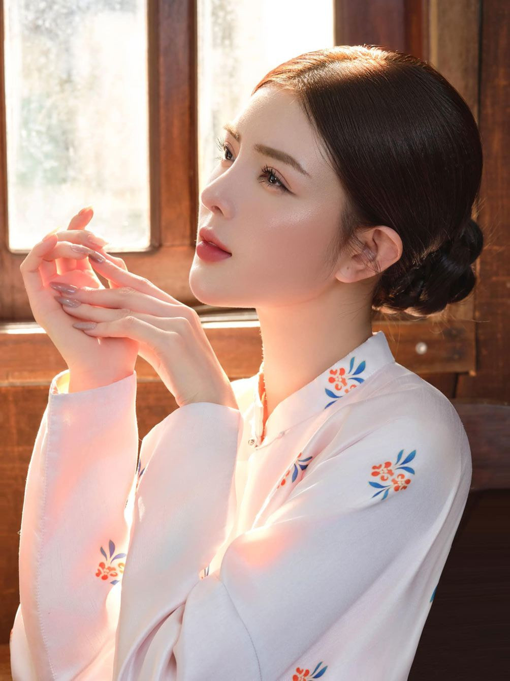 Mới đây, Lilly Luta vừa đăng tải trên trang cá nhân bộ ảnh diện áo dài đón Tết Giáp Thìn, nhận được hàng nghìn lượt "thả tim".