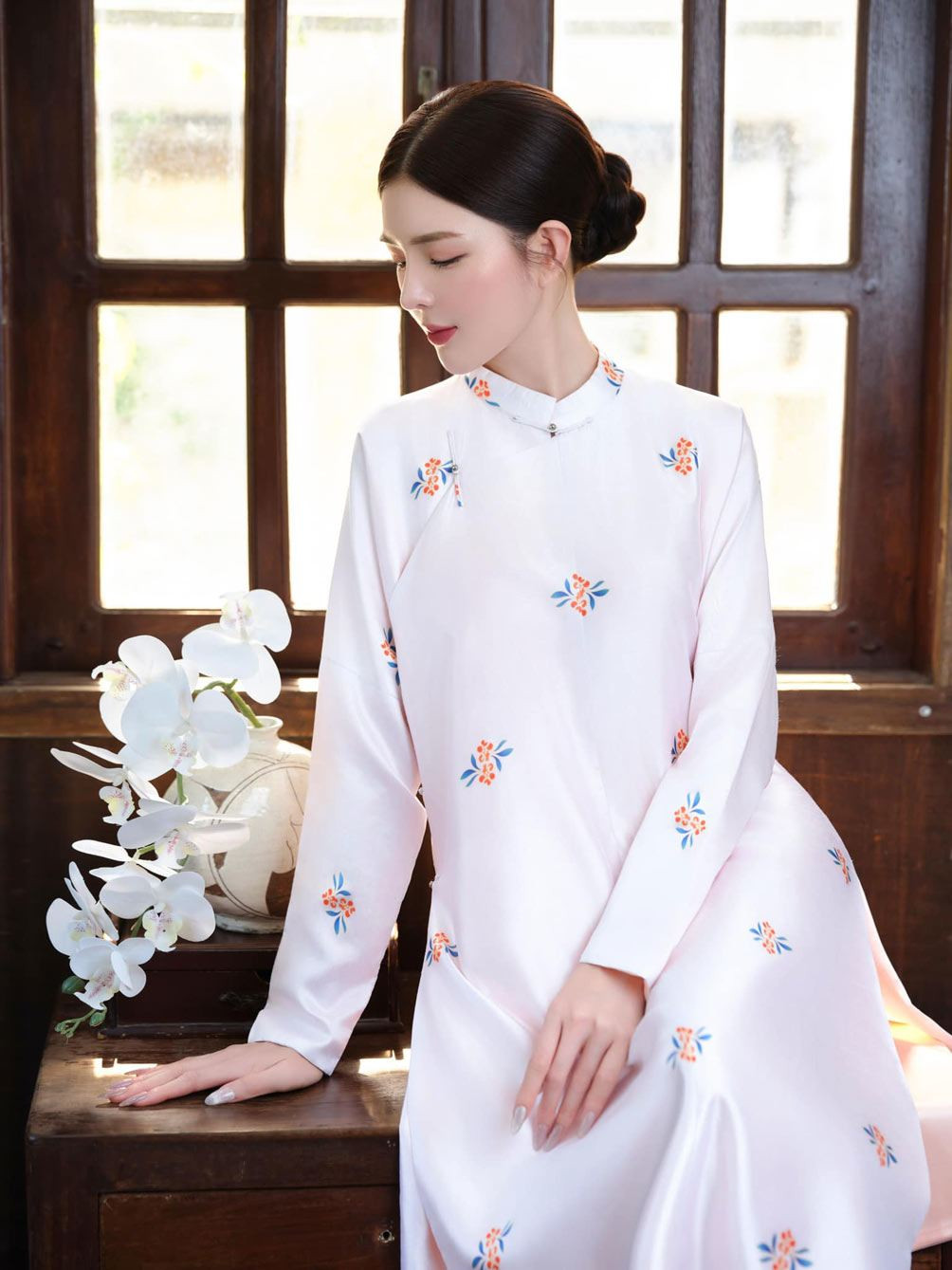 Trong tà áo dài truyền thống, Lilly Luta khoe vẻ đẹp dịu dàng, thướt tha. Nét đẹp nền nã của người phụ nữ Á Đông được cô nàng tôn vinh một cách xuất sắc.