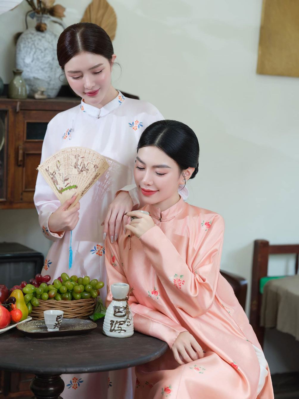 Hình ảnh trong tà áo dài của Lilly Luta được netizen truyền tay nhau.