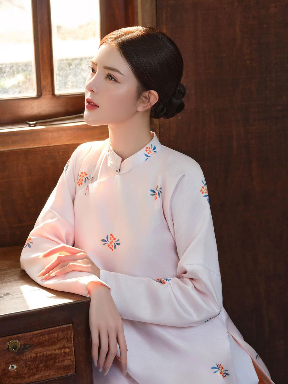 Không khí đêm giao thừa tĩnh lặng và thiêng liêng luôn đem đến cho Lilly Luta cảm xúc đặc biệt. Thời điểm tiễn năm cũ, đón năm mới, cô muốn được ở bên gia đình.