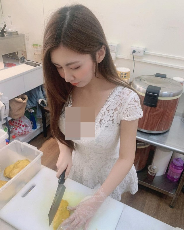 Đứng bán cơm gà, gái xinh sáng nhất mạng xã hội nhờ điều này Dung ban com ga, gai xinh sang nhat mang xa hoi nho dieu nay