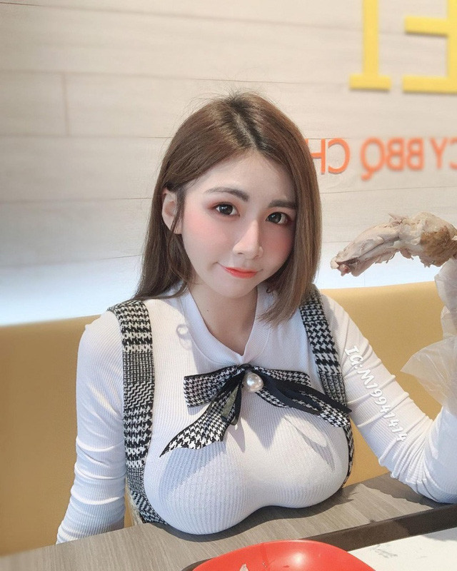 Theo đó, hình ảnh về một quán cơm gà bỗng chốc trở thành đề tài hot trên mạng xã hội. Không phải vì cơm ngon, mà đơn giản, nhan sắc của cô chủ quán xinh như hot girl mới là điều đáng để nhắc tới.