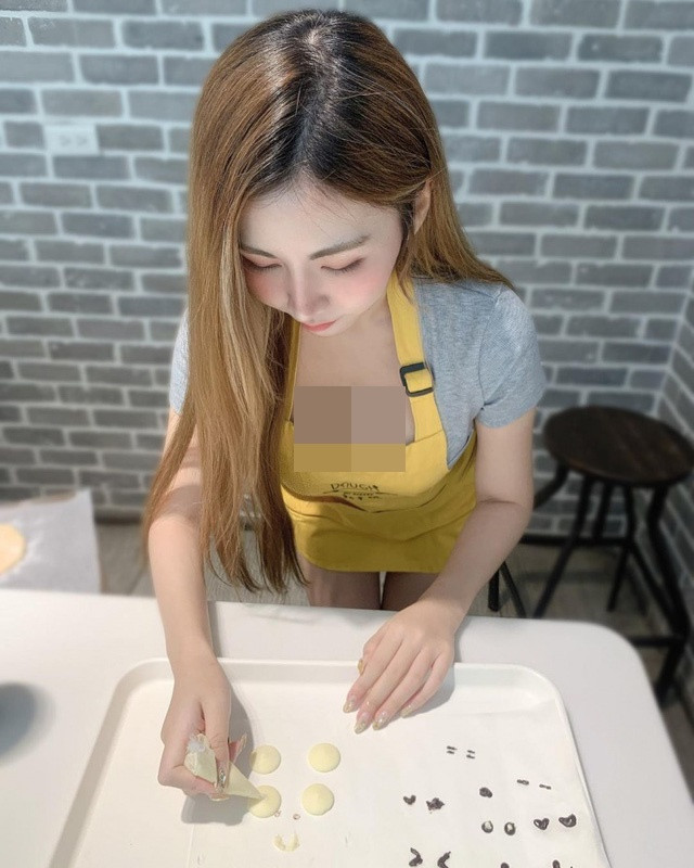 Diện cho mình một bộ trang phục đơn giản với chiếc váy trắng dài lịch sự, thế nhưng điều ấy chẳng thể nào che lấp đi được sự gợi cảm tới từ cô chủ quán.