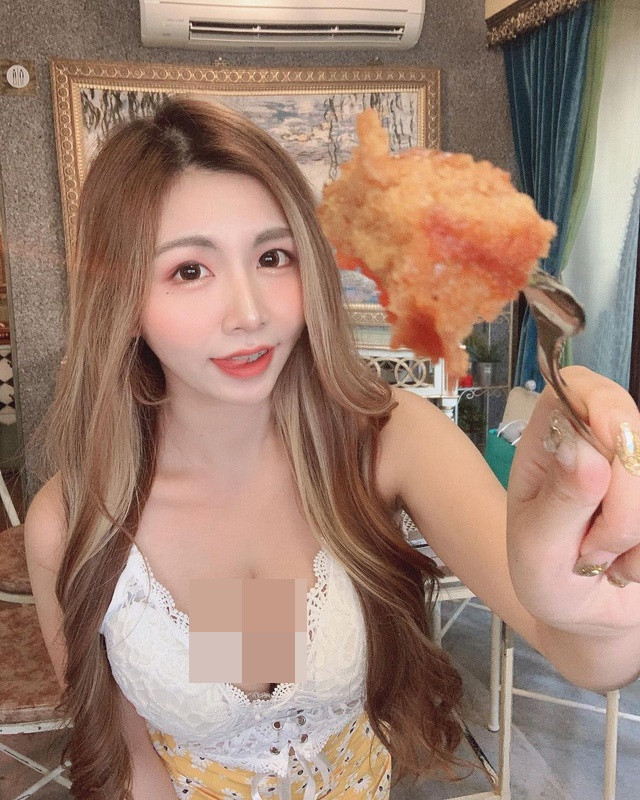 Với mức độ phủ sóng của mạng xã hội ở thời điểm hiện tại thì chẳng mất quá nhiều thời gian để cư dân mạng có thể tìm ra danh tính của cô nàng.