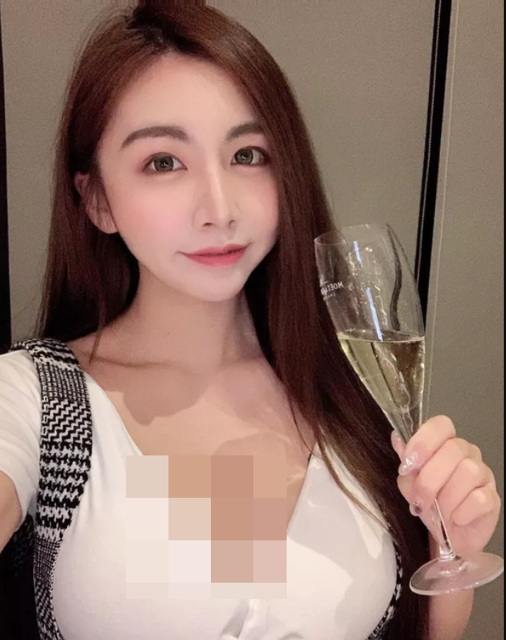 Đặc biệt, vòng 1 quá khổ của nàng hot girl khiến cho không ít thực khách vào gọi cơm gà nhưng lại chẳng thể tập trung.