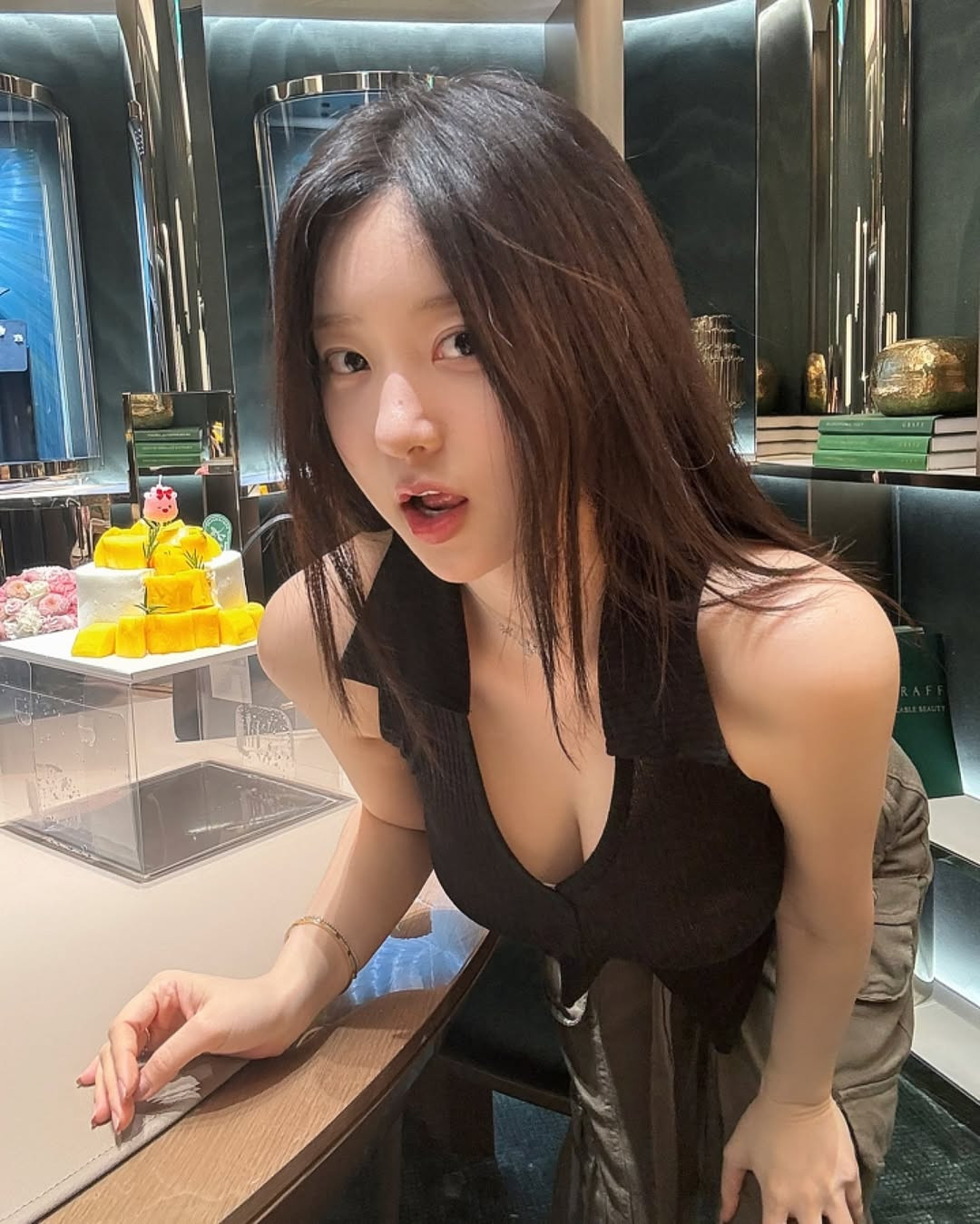 Shin Jae Eun không ngừng thử nghiệm phong cách mới, khẳng định vẻ đẹp của người phụ nữ hiện đại – độc lập, quyến rũ và tràn đầy sức sống.