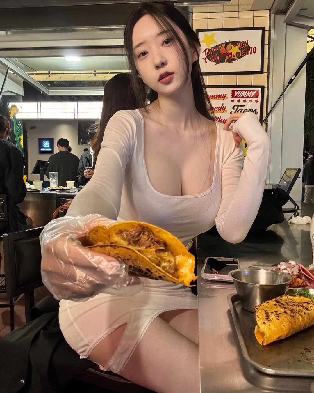 Dù có vẻ ngoài mong manh, Shin Jae Eun sở hữu thân hình săn chắc cùng thần thái cuốn hút, tạo nên sự kết hợp hoàn hảo giữa sự ngây thơ và quyến rũ.