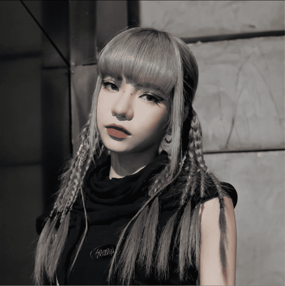 Em chỉ muốn nói là khi idol của mình tốt đẹp, phát triển theo hướng tốt thì mình cũng muốn đi theo hướng hoàn thiện bản thân hơn chứ em cũng không hướng về ai, bắt chước bất kỳ ai. Chẳng qua là cái đó phù hợp với em, nó làm em đẹp hơn thì em làm theo chứ em không cố ý muốn giống ai hết”. Nữ TikToker nói thêm.