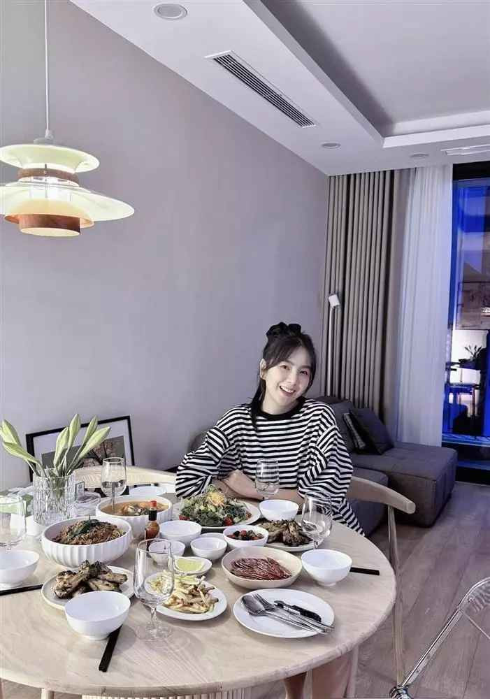 Bên dưới bài viết của Mai Ngọc, nhiều người bày tỏ sự tiếc nuối cho đường tình duyên của nữ MC. Đáng chú ý, một tài khoản mạng xã hội viết: "Xinh gái, tài năng nhưng bạc phận".