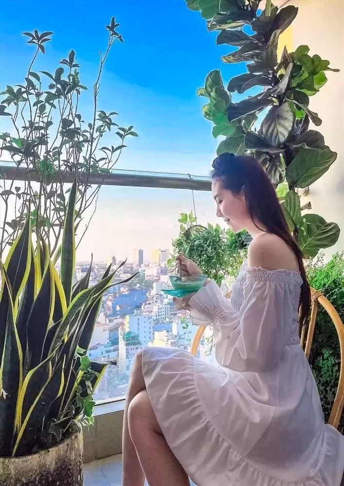 Từ khi tốt nghiệp đại học và đi làm rồi kinh doanh, Mai Ngọc luôn theo đuổi điều này. Bởi lẽ cô tin rằng nếu thích một bộ váy hay một thỏi son thì tự bản thân mua được là điều tuyệt vời.