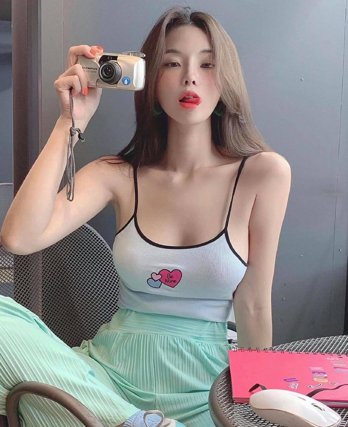 Ngoài việc làm người mẫu nội y, Kang Hye Ji còn sở hữu một thương hiệu thời trang riêng.