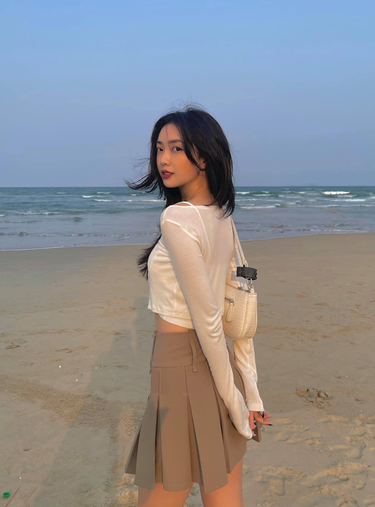 Hôn nhân này là thành quả anh và em cùng vun vén bao năm qua. Ngày em đứng trên lễ đường nắm tay anh, em đã được thấy một người đàn ông trưởng thành nhất, mạnh mẽ nhất, ấm áp nhất. Một người đàn ông rất khác với chàng trai ngày nào em mới yêu. Mỗi ngày trôi qua, anh đều học cách lãng mạn hơn, dịu dàng hơn, nói yêu em nhiều hơn. Một người xứng đáng để khiến em muốn được làm một người vợ, và tương lai sẽ là một người mẹ của các con anh". Vợ Hà Đức Chinh viết thêm.