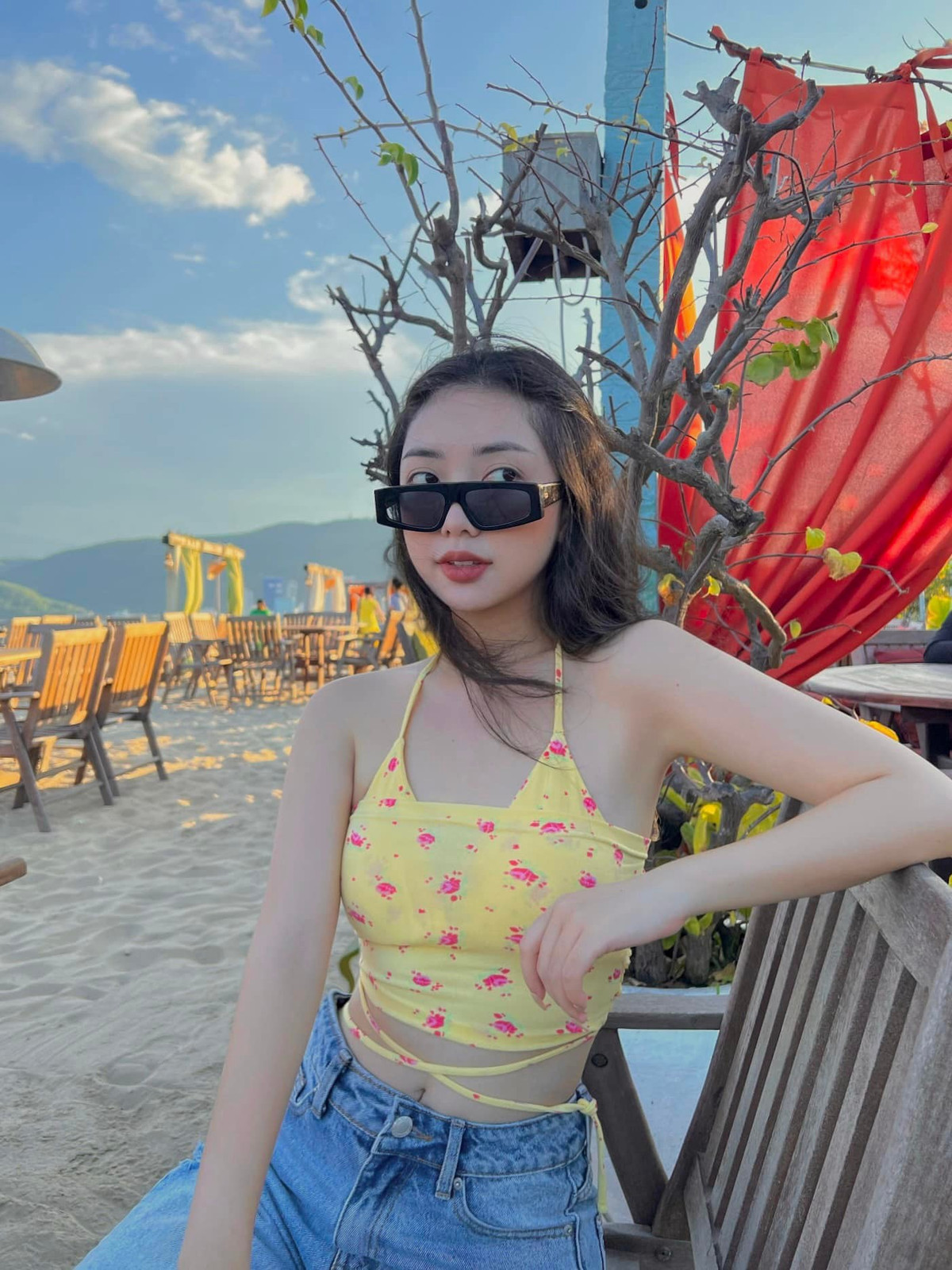 Ở lần lên sóng này, gái xinh gốc Bắc Giang gây chú ý khi sở hữu vòng 2 thon thả, vòng 1 căng tròn. Cô diện chiếc áo ngắn kiểu crop top để khoe trọn vóc dáng mảnh mai.