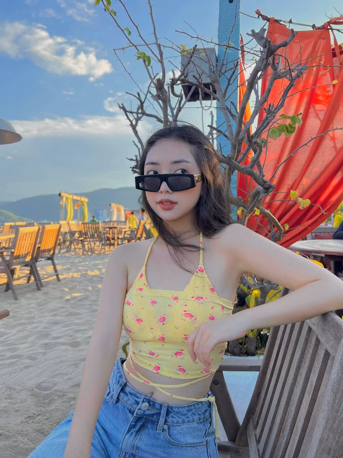 Ở lần lên sóng này, gái xinh gốc Bắc Giang gây chú ý khi sở hữu vòng 2 thon thả, vòng 1 căng tròn. Cô diện chiếc áo ngắn kiểu crop top để khoe trọn vóc dáng mảnh mai.