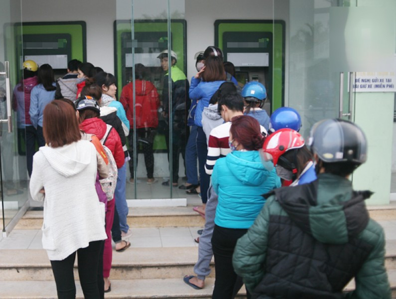 Dù chưa có con số thống kê chính thức nhưng thời điểm cuối năm, lượng giao dịch tăng cao cả về số lượng và giá trị do người dân thực hiện nhiều hoạt động mua bán, trao đổi, đi lại... ; doanh nghiệp chi trả lương thưởng, thù lao,... Điều này khiến cho việc thanh toán qua ứng dụng cũng gặp không ít trục trặc.