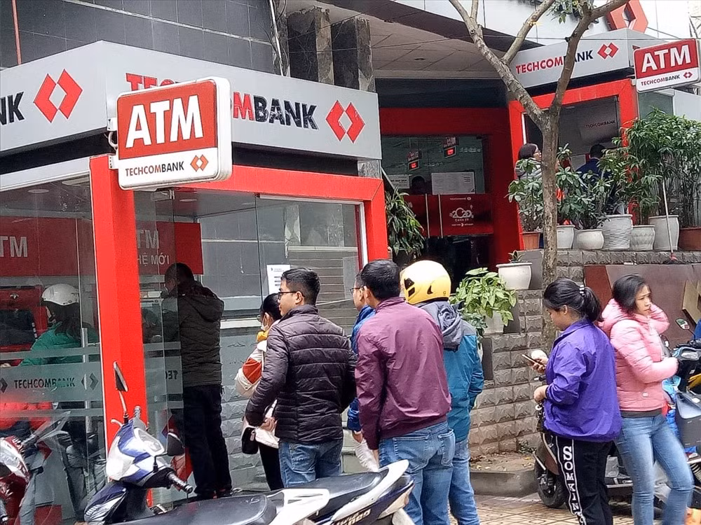 Chị Huyền Anh (Hà Nội) chia sẻ, trước kia cứ mỗi khi Tết đến, chị thường phải rút trước một khoản tiền để đảm bảo chi tiêu dịp Tết thì hiện nay, với việc thanh toán online, mua sắm không cần tiền mặt trở nên ngày càng phổ biến thì ngay cả khi về quê hay đi du lịch xa nhưng nay nhờ các ngân hàng số, chị không còn gặp vướng mắc trong thanh toán dù không cầm theo tiền mặt.