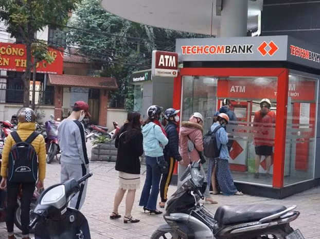 Bên cạnh đó, các ngân hàng cũng khuyến cáo, trước khi thực hiện giao dịch, người dân cần kiểm tra kỹ thông tin tài khoản người nhận để tránh chuyển nhầm tiền; phải luôn bảo mật thông tin cá nhân và mật khẩu khi giao dịch trực tuyến, tránh truy cập vào các đường link lạ hoặc cung cấp thông tin cho người khác; không chia sẻ thông tin cá nhân và mật khẩu với bất kỳ ai, kể cả người thân.