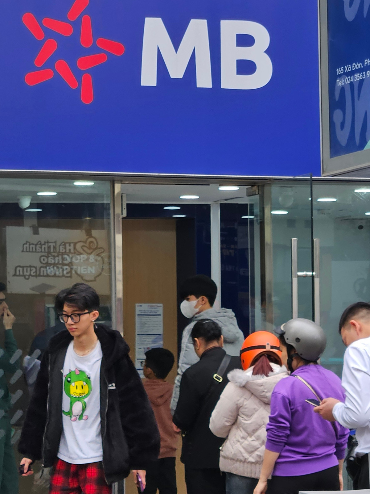 Tuy nhiên, lác đác ở một số cây rút tiền vẫn có cảnh người dân rút tiền mặt để chi tiêu Tết nhưng không còn quá nhiều cảnh phải xếp hàng dài để chờ đến lượt.