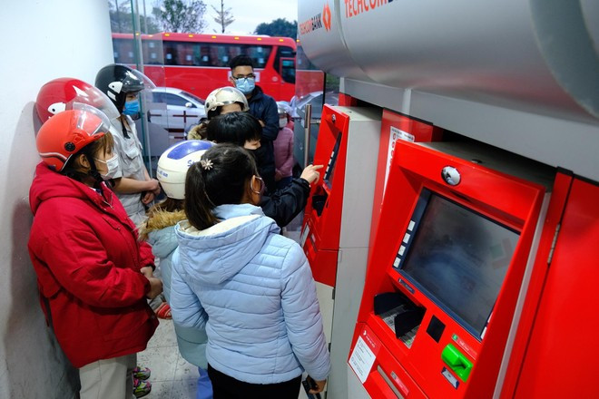 Các ngân hàng thương mại cũng được yêu cầu chủ động xây dựng và triển khai kế hoạch cụ thể về hoạt động ATM phù hợp với từng địa bàn, khu vực; giám sát chặt chẽ để phát hiện và tiếp quỹ kịp thời; xử lý, ứng phó kịp thời các sự cố, tình huống phát sinh, không để ảnh hưởng đến giao dịch thanh toán rút tiền của người dân.