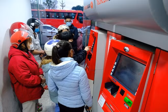 Các ngân hàng thương mại cũng được yêu cầu chủ động xây dựng và triển khai kế hoạch cụ thể về hoạt động ATM phù hợp với từng địa bàn, khu vực; giám sát chặt chẽ để phát hiện và tiếp quỹ kịp thời; xử lý, ứng phó kịp thời các sự cố, tình huống phát sinh, không để ảnh hưởng đến giao dịch thanh toán rút tiền của người dân.