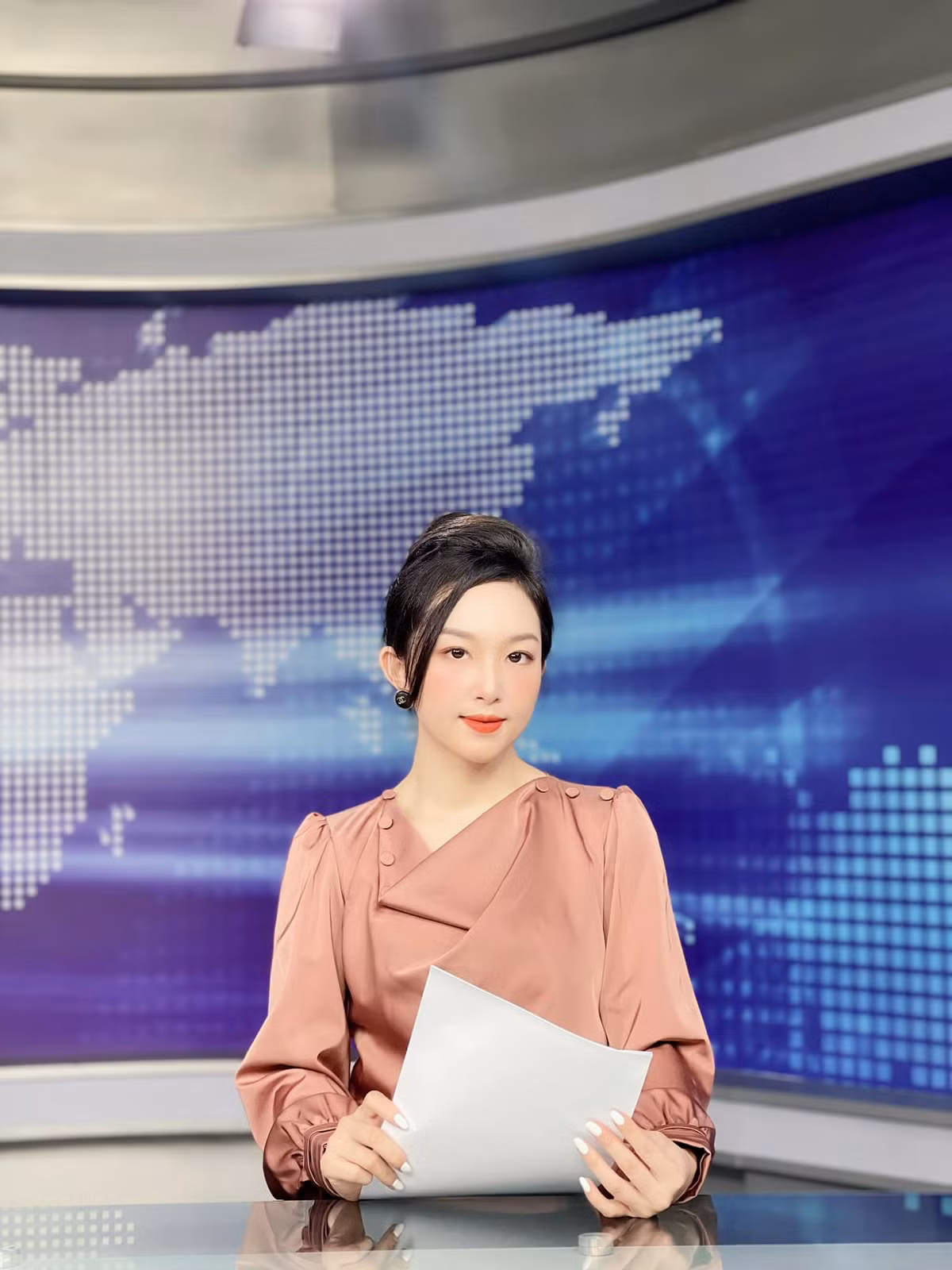 Trâm Anh tiết lộ: "Cơ quan của mình cũng có những yêu cầu riêng về trang phục cho BTV khi lên hình. Nếu lên hình thời sự buổi trưa thì phải mặc vest, ống tay lỡ hoặc ống tay dài, hạn chế mặc ống tay cộc hoặc ống tay ngắn quá. Ngoài ra, các BTV cần nắm được nội dung của bản tin ngày mình dẫn để chuẩn bị trang phục phù hợp...