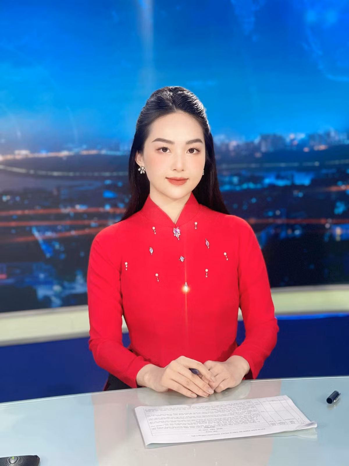 Nguyễn Trâm Anh (sinh năm 1992), là người sinh ra ở TP Vinh, hiện đang làm MC, BTV dẫn sóng thời sự tại Đài Phát thanh và Truyền hình Nghệ An. Cô nàng gây cuốn hút bởi gương mặt xinh đẹp và lối dẫn dắt linh hoạt.