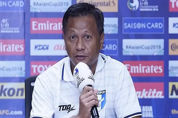 Doi thu cua U23 Viet Nam co bien, huan luyen vien doa tu chuc