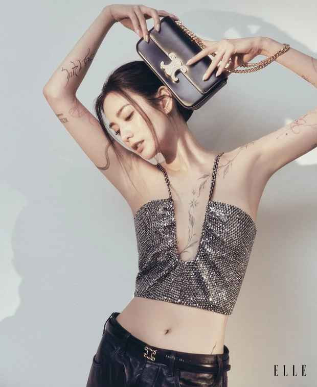 Gái xinh Hàn Quốc từng gây sốc khi tiết lộ xăm hình trải dài khắp cơ thể trong buổi ra mắt phim điện ảnh Confession năm 2022.