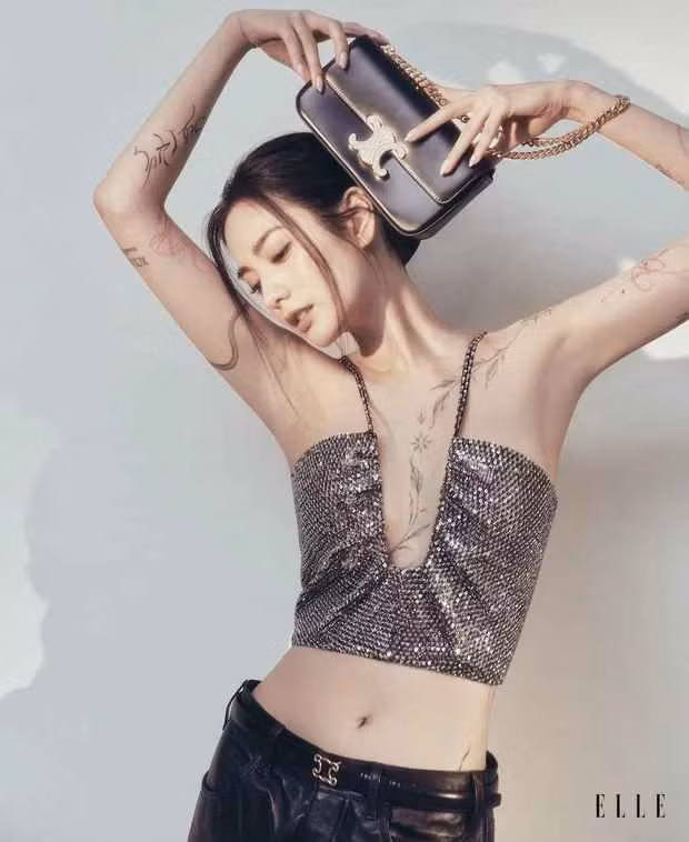 Gái xinh Hàn Quốc từng gây sốc khi tiết lộ xăm hình trải dài khắp cơ thể trong buổi ra mắt phim điện ảnh Confession năm 2022.