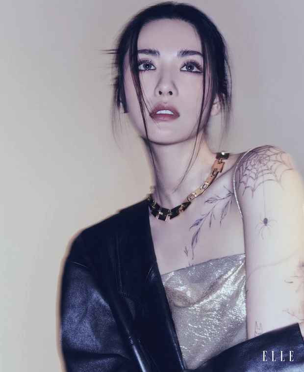 Cô chủ yếu xăm hình hoa lá, mạng nhện và cho biết cô đã cân nhắc, lựa chọn kỹ lưỡng từng hình.