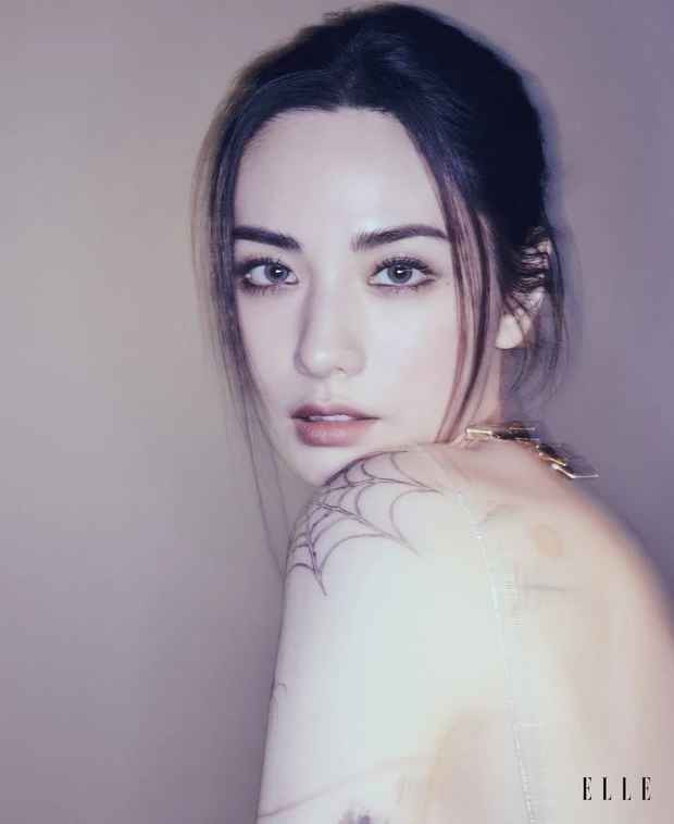 “Đây là những mẫu xăm tôi muốn có từ lâu. Trong tương lai, nếu có cơ hội, tôi muốn chia sẻ điều này với người hâm mộ vì sao tôi chọn chúng. Nhưng tôi không chắc liệu ngày đó có đến không nữa”, người đẹp Hàn Quốc bộc bạch