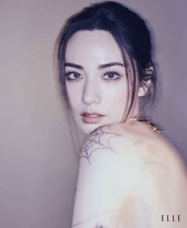 “Đây là những mẫu xăm tôi muốn có từ lâu. Trong tương lai, nếu có cơ hội, tôi muốn chia sẻ điều này với người hâm mộ vì sao tôi chọn chúng. Nhưng tôi không chắc liệu ngày đó có đến không nữa”, người đẹp Hàn Quốc bộc bạch