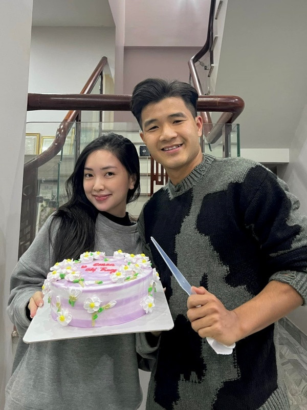 Trái ngược với chồng, Mai Hà Trang khá khép kín và hạn chế chia sẻ những khoảnh khắc hằng ngày lên mạng.