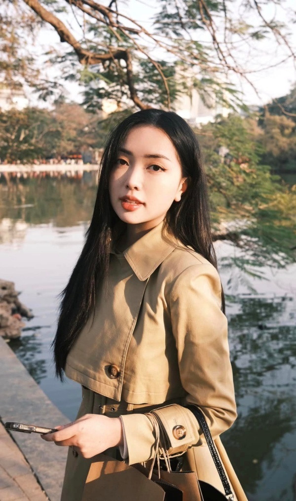 Có thể thấy Hà Đức Chinh vô cùng tâm lý và quan tâm đến vợ. Nam cầu thủ thường xuyên chia sẻ những khoảnh khắc ngọt ngào trước khi kết hôn, sau khi kết hôn và thoải mái thể hiện tình cảm trên mạng xã hội khiến nhiều người ngưỡng mộ.