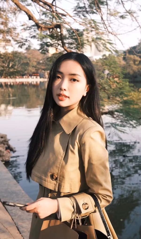 Có thể thấy Hà Đức Chinh vô cùng tâm lý và quan tâm đến vợ. Nam cầu thủ thường xuyên chia sẻ những khoảnh khắc ngọt ngào trước khi kết hôn, sau khi kết hôn và thoải mái thể hiện tình cảm trên mạng xã hội khiến nhiều người ngưỡng mộ.