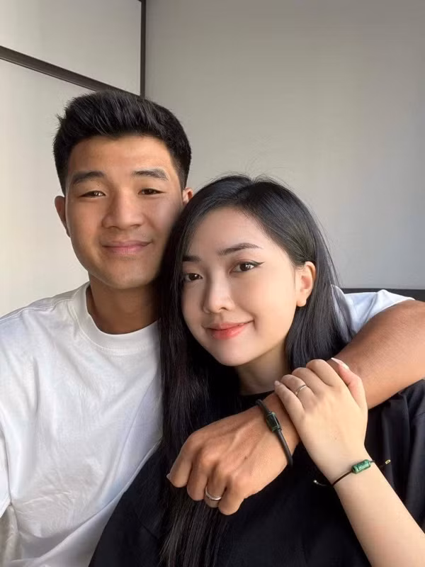 Hà Trang sinh năm 1998, tốt nghiệp ĐH Mỹ thuật Việt Nam. Trong khi chàng là tiền đạo nổi tiếng, gây chú ý qua các giải đấu với tuyển Việt Nam, nàng là hotgirl nhiều người yêu mến.