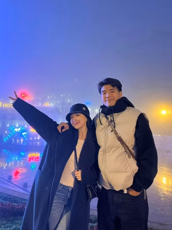 Đức Chinh đăng tải hình ảnh 2 vợ chồng đi du lịch Sapa dịp đặc biệt này kèm dòng trạng thái: “1 năm ngày em có được anh”.