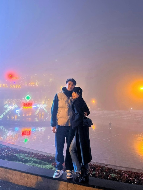 Mới đây, trên trang cá nhân của mình, tiền đạo Hà Đức Chinh đã có một ngày rất ý nghĩa bên cạnh bà xã nhân kỷ niệm 1 năm ngày cưới.