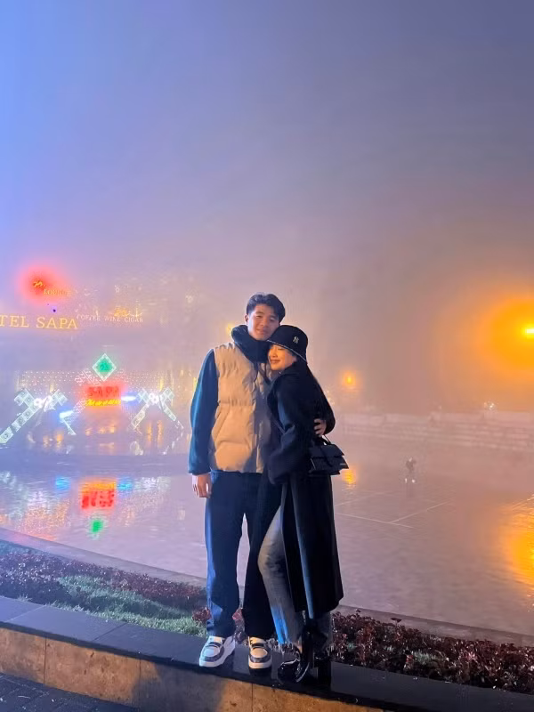 Mới đây, trên trang cá nhân của mình, tiền đạo Hà Đức Chinh đã có một ngày rất ý nghĩa bên cạnh bà xã nhân kỷ niệm 1 năm ngày cưới.