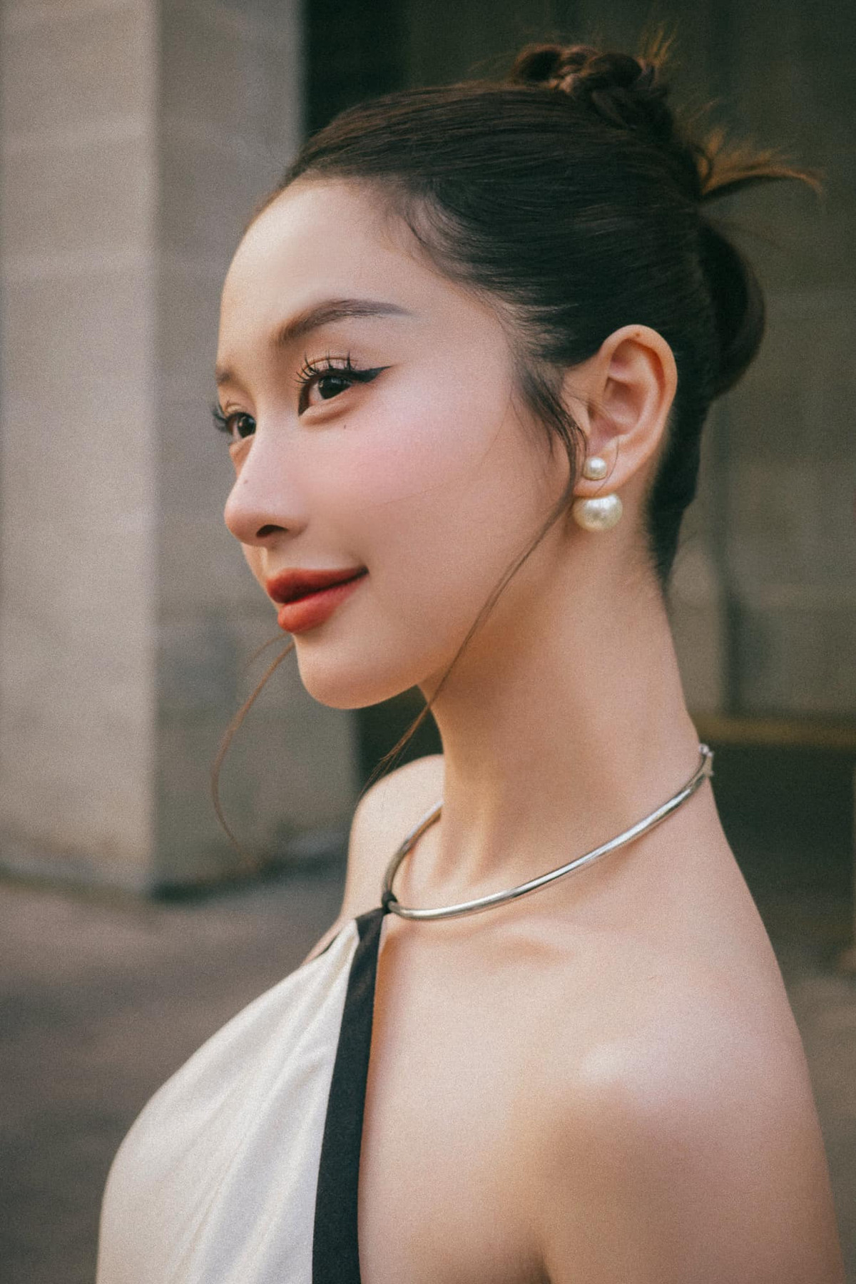 Trả lời sự thắc mắc của khán giả về chiếc poster phim, Jun Vũ cho biết, khi đọc kịch bản lần đầu tiên, Jun thấy có sự đồng cảm với nhân vật Su. Cô gái này đã trải qua những tổn thương trong tình yêu, mất niềm tin và dè dặt trong tình cảm.